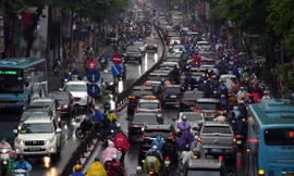 Bầu trời Hà Nội tối sầm sau mưa giông, giao thông hỗn loạn