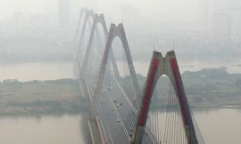 Giữa 12 giờ trưa, bầu trời Hà Nội vẫn chìm trong sương mù