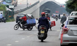 Xe máy nườm nượp đi ngược chiều 'né' chốt kiểm soát khu vực ra vào 'vùng đỏ' của Hà Nội