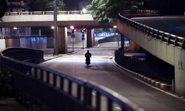 Phố đêm Hà Nội vắng tanh trước giờ cách ly toàn xã hội theo Chỉ thị 16