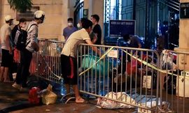 Tiếp tế nhu yếu phẩm cho người cách ly tại bệnh viện Việt Đức ngay trong đêm