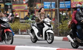 Người dân 'quên' đội mũ bảo hiểm khi tham gia giao thông vào những ngày Tết