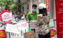 ‘Chợ nhà giàu’ Hà Nội thời giãn cách: Giao dịch qua rào chắn