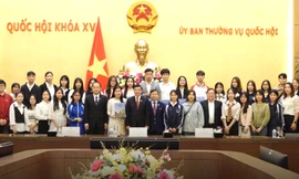 Clip: Tân thủ khoa, á khoa và top điểm cao năm 2023 tại buổi thăm tòa nhà Quốc hội