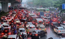 Mưa từ sáng sớm, đường tắc, dân công sở chật vật 'tìm lối' tới cơ quan