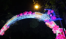 Đường Hà Nội trang hoàng rực rỡ trước thềm năm mới