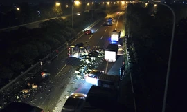 Xe tải chở rau quả lật nghiêng trên đại lộ Thăng Long