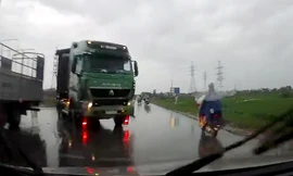 Tránh va chạm, xe đầu kéo vượt ẩu khiến xe con lao xuống ruộng