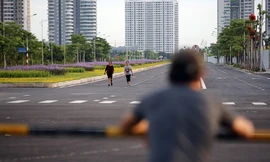 Người dân thoải mái tập thể dục buổi sáng trên con đường 8 làn sắp thông xe