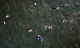 Clip: Người dân Hà Nội ùn ùn kéo ra Hồ Tây bơi lội hạ nhiệt đầu hè