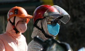 Người dân Hà Nội chật vật trong ngày nắng 'đổ lửa' từ sáng sớm