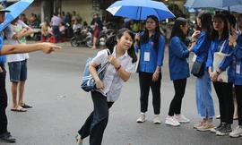 Phụ huynh mắng con lề mề, thí sinh hớt hải đến điểm thi vì muộn giờ