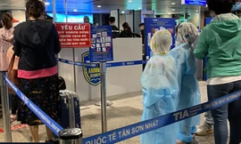 Hành khách mặc áo mưa, bảo hộ kín mít khi đi máy bay tại Tân Sơn Nhất