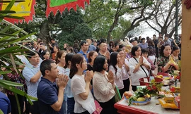 Ngàn người chen chân đi lễ Phủ Tây Hồ ngày rằm tháng Giêng