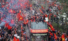 Biển người lên cầu Nhật Tân đón đoàn xe chở U23 đi qua