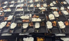 ‘Đột nhập' khu bếp nấu hàng nghìn suất ăn thiện nguyện ở vùng lũ Hà Nội