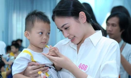 Thí sinh HHVN xúc động nghe trẻ Trung tâm Bảo trợ trẻ em Vũng Tàu hát 'Mẹ yêu ơi'