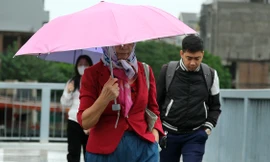 Người Hà Nội co ro trong mưa lạnh đầu mùa