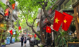 Mọi con đường Hà Nội rợp bóng cờ mừng đại lễ 30/4