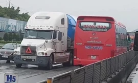 Tắc đường, xe khách chạy ngược chiều ở Thanh Hóa