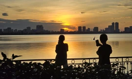 Nhiều người đổ về Hồ Tây săn hoàng hôn tuyệt đẹp đầu thu Hà Nội