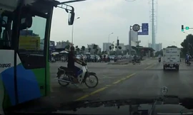 Người đàn ông vượt đèn đỏ, tạt đầu xe buýt gây bức xúc