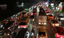 Cao tốc ngập úng, đường QL1A tắc cứng chiều cuối tuần