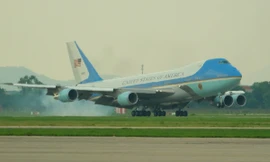 Chuyên cơ Không lực Một hạ cánh tại sân bay Nội Bài