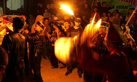 Cả làng ở Hà Nội rầm rập chạy 'lấy đỏ' về nhà cầu may đầu năm mới