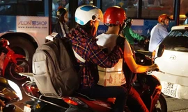 Tay xách nách mang trở lại Hà Nội trong đêm sau kỳ nghỉ dài