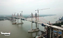 Cận cảnh cầu dây văng 7.200 tỷ đồng vừa hợp long