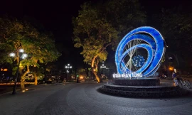 Ngắm hồ Thiền Quang lung linh sắc màu về đêm