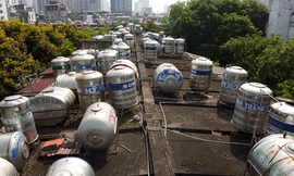 Lóa mắt với hàng trăm 'quả bom nước' bằng inox trên nóc các khu tập thể cũ ở Hà Nội giữa trưa hè