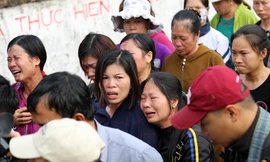 Ngàn người rơi nước mắt đưa bé Nhật Linh hoà mình vào đất mẹ