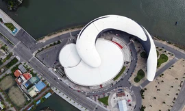 Nhìn gần Cung 'cá heo vờn sóng' có một không hai bên bờ vịnh Hạ Long