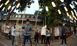 Phố bích họa Phùng Hưng nhộn nhịp những ngày cuối năm