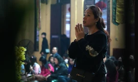 Cuối ngày đi làm, người dân đi lễ chùa rất đông