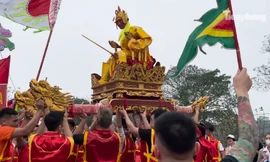 Hàng nghìn người về Đền Sái xem rước kiệu vua chúa giả có một không hai