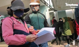 Hết hồn cảnh hàng trăm F0 ở Hà Nội chen chân xin xác nhận tại trạm y tế phường