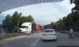 Đang chạy, xe container lao vào lề đường phá tung lan can