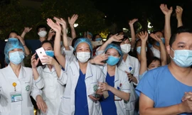 Y, bác sĩ Bệnh viện Bạch Mai nghẹn ngào khi được gỡ lệnh cách ly