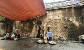 Cuộc sống ở phố Gầm Cầu trước giờ thí điểm 'mở vòm' cầu Phùng Hưng