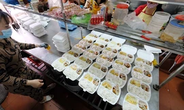 Nhìn gần nơi cung cấp hàng trăm suất ăn cho học sinh cách ly tại Hải Dương