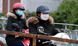 Sáng đầu tuần, người dân Hà Nội co ro trong giá rét tăng cường