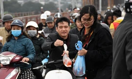 Cầu Long Biên tắc cứng vì người dân thả cá tiễn ông Công ông Táo