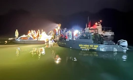 CLIP: Người nhái tìm kiếm nạn nhân vụ rơi trực thăng ở vịnh Hạ Long