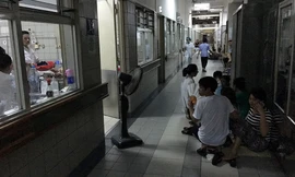 Bệnh nhân vật vã trong cái nóng thiêu đốt Hà Nội