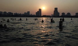 Người dân Hà Nội rủ nhau ra Hồ Tây tắm hạ nhiệt ngày cuối tuần nắng như nung