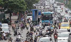 Sừng sững giữa lòng đường, nhà chờ xe buýt 'bẫy' người dân trên phố Xã Đàn