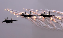 'Hổ mang chúa' Su-30MK2 thả pháo sáng trên bầu trời thủ đô